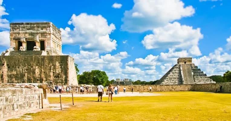 Chichén Itzá pyramid rising above the jungle