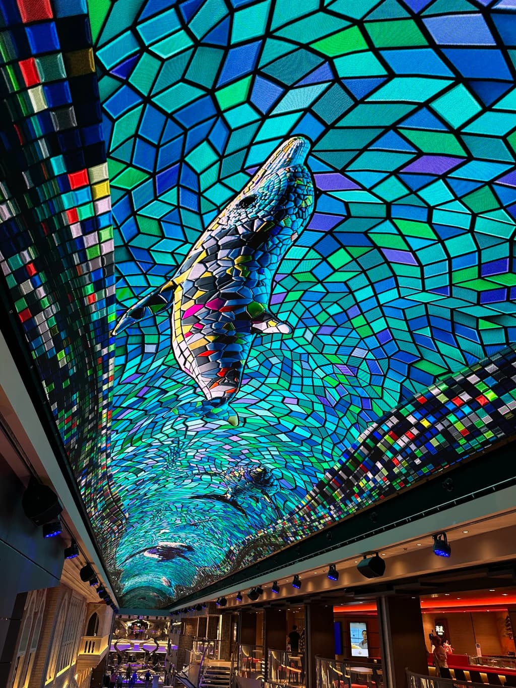 Aguas profundas de los fiordos noruegos entre montañas verdes