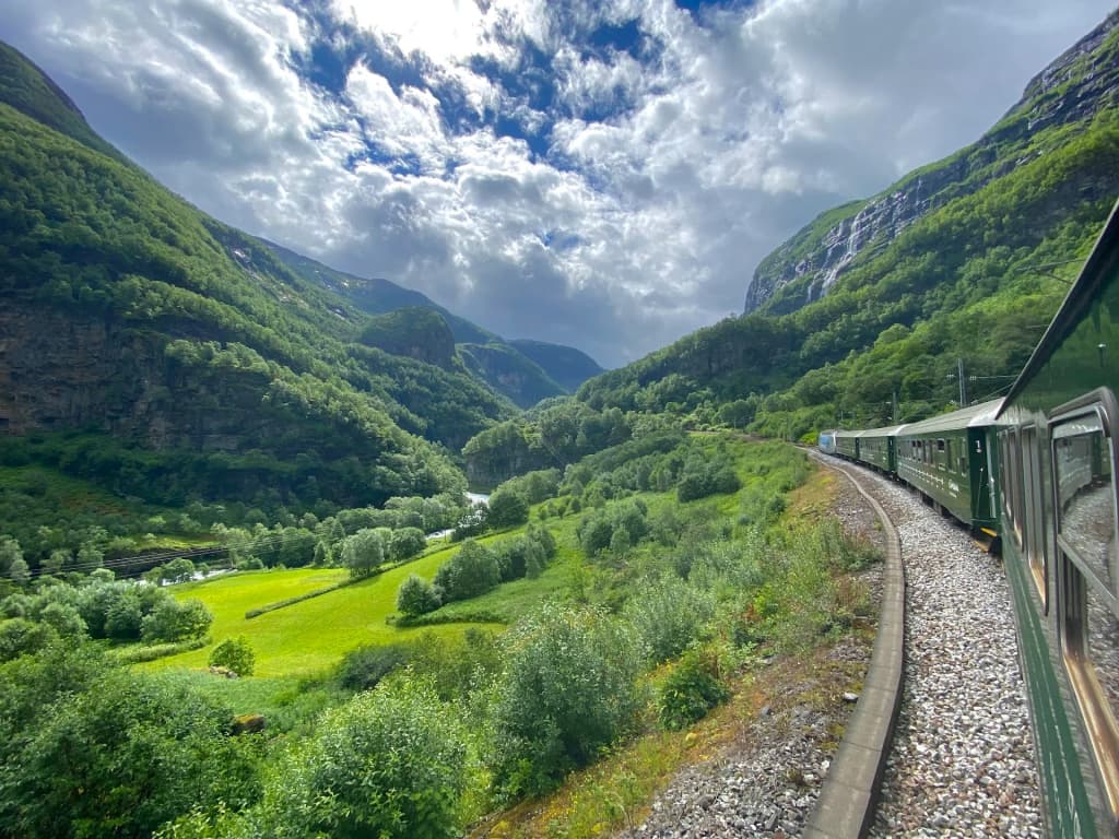 El tren Flåmsbana recorriendo valles noruegos
