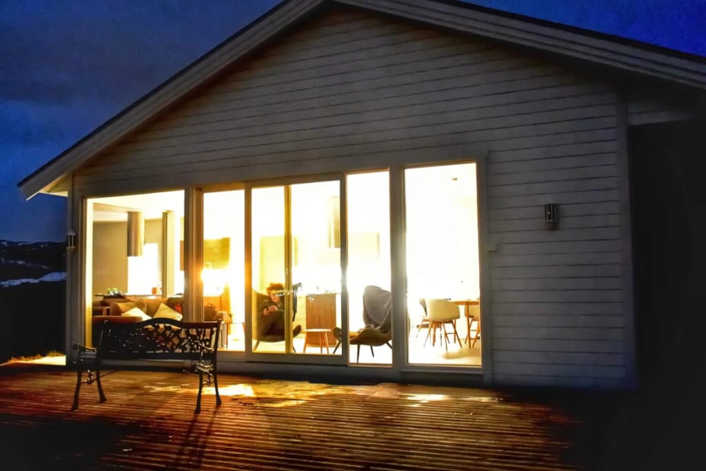 Aurora Boreal verde sobre paisaje nevado de Noruega