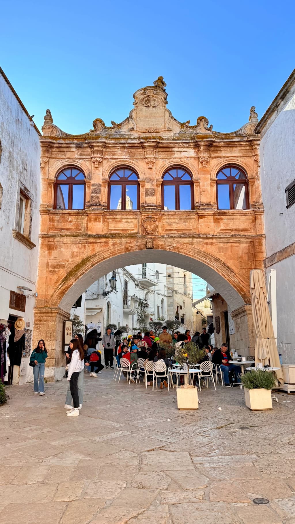 Perdiéndose en el laberinto de piedra blanca de Ostuni