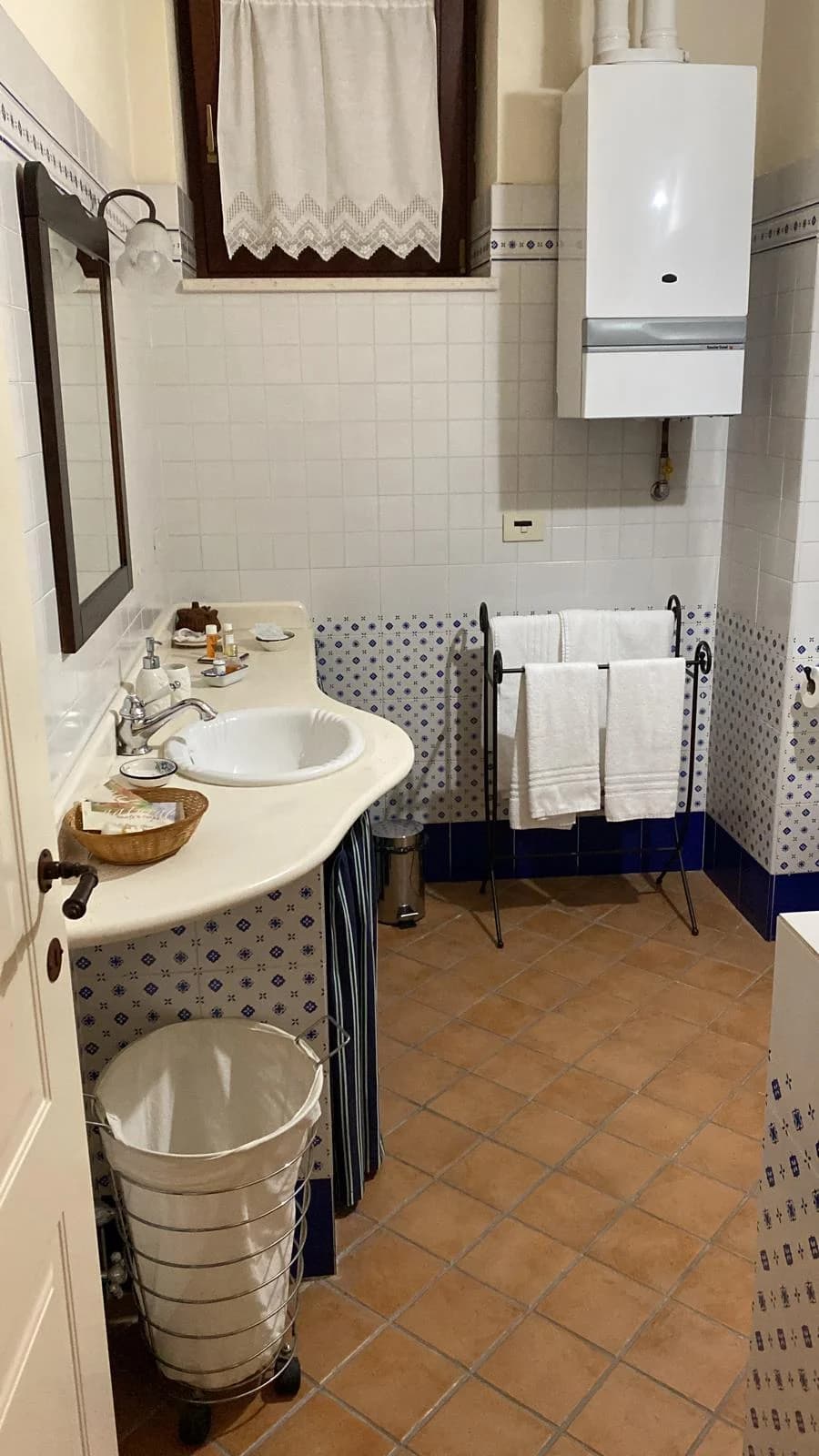 Cuevas antiguas iluminadas al atardecer en Matera