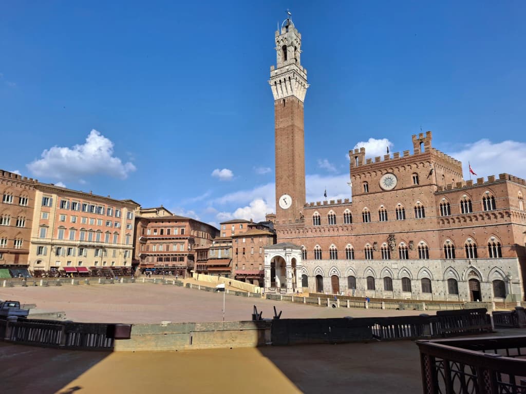 El icónico ladrillo inclinado de la Piazza del Campo en Siena