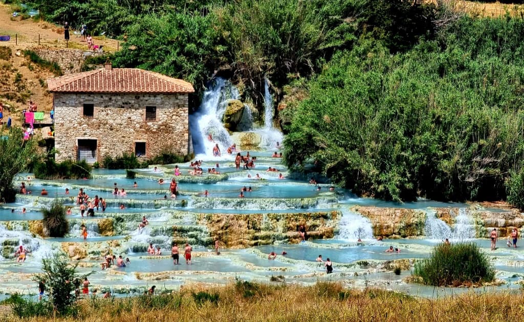 Aguas termales azuladas de Terme di Saturnia