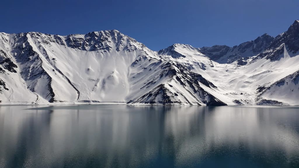 Aguas turquesas del Embalse El Yeso y los Andes
