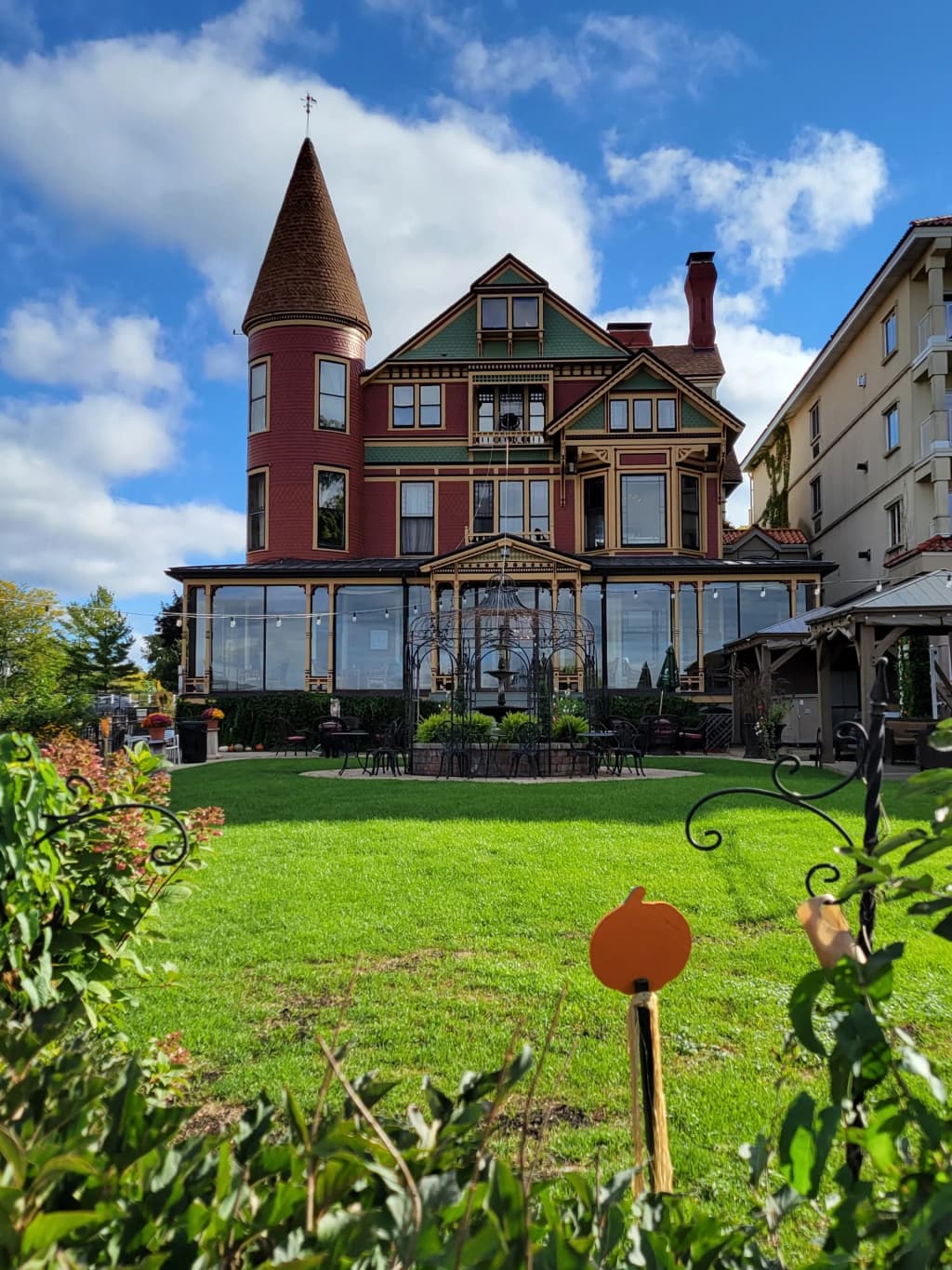 As águas azuis do Lago Léman refletindo a cidade de Genebra