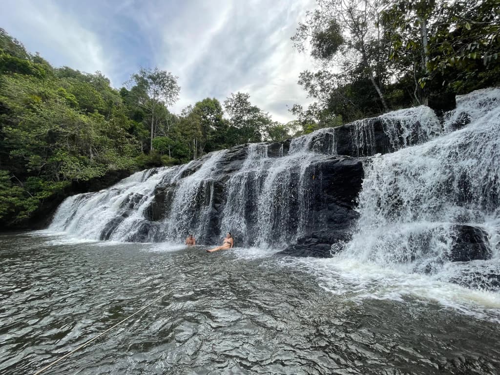 Águas da Cachoeira do Tijuípe cercadas pela Mata Atlântica