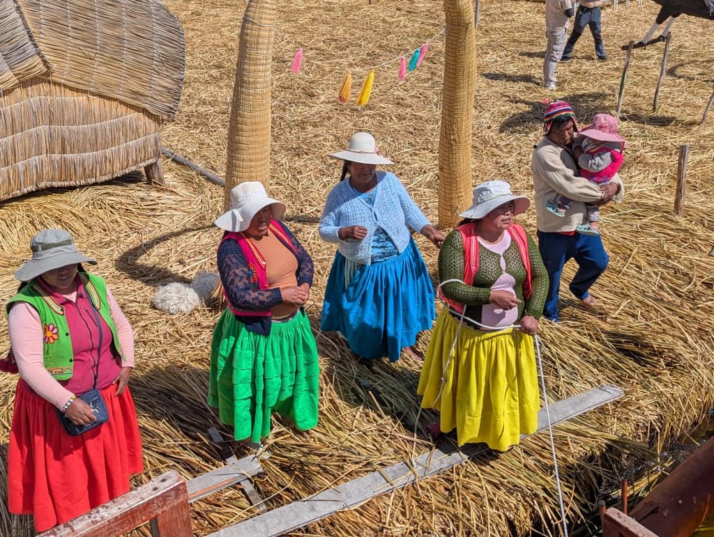 Islas flotantes de los Uros en el lago Titicaca