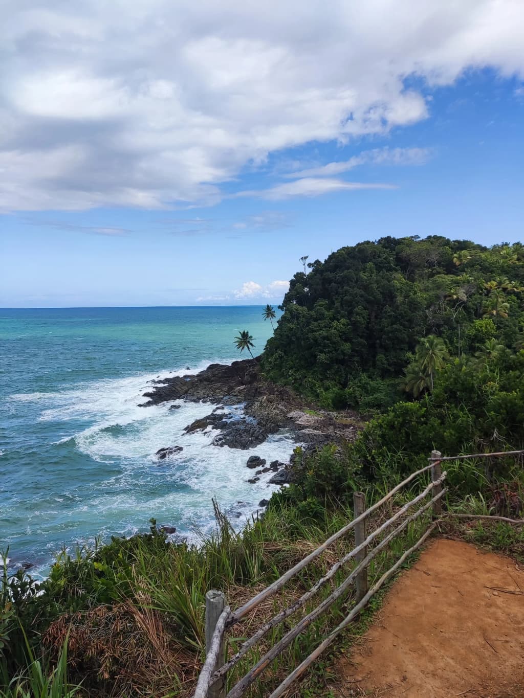 A Prainha surgindo da mata em Itacaré