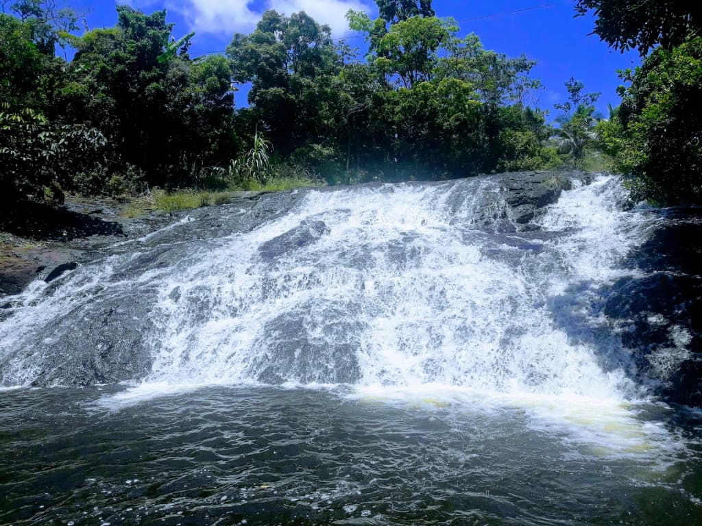 Refrescando-se na escondida Cachoeira do Bom Sossego