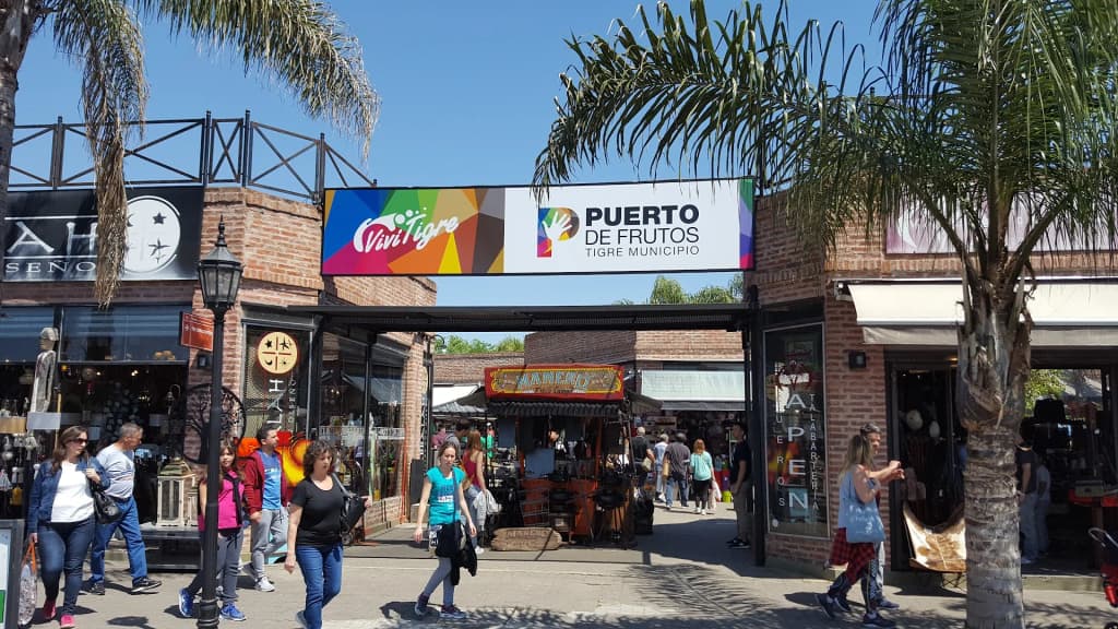 Colorful crafts and woven goods at the bustling Puerto de Frutos