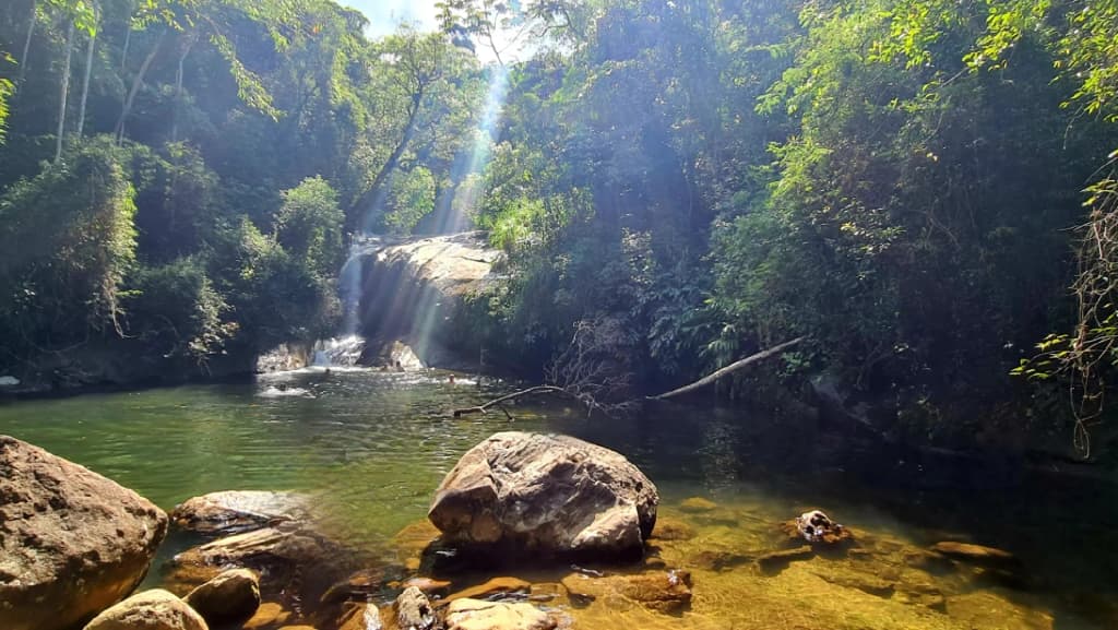 Aguas oscuras y heladas de la Cachoeira do Poço Negro