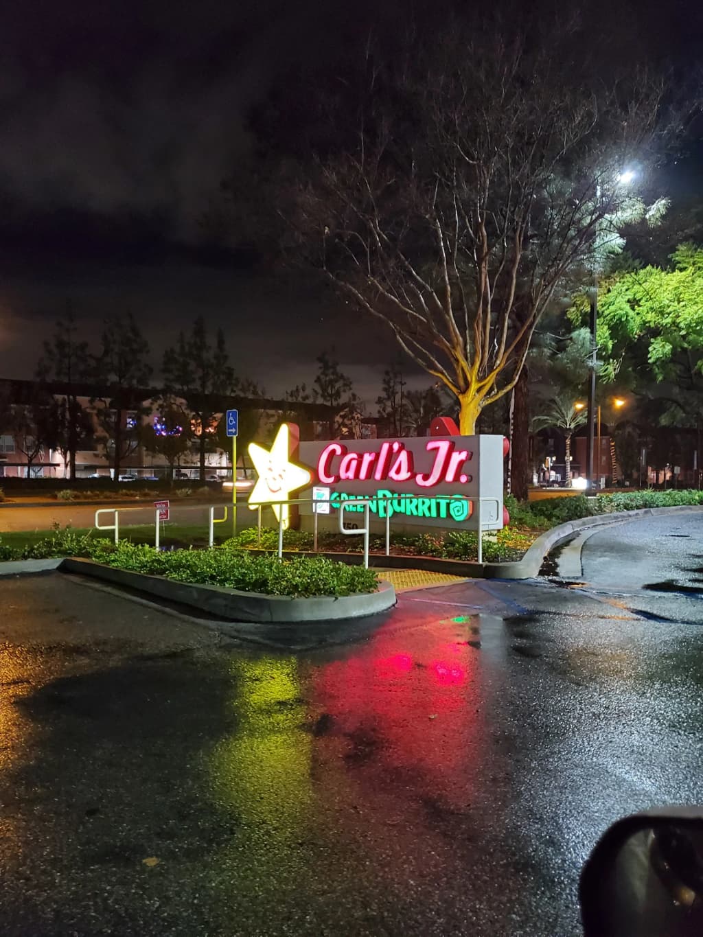 Luces y vida nocturna en el centro de Praia do Rosa