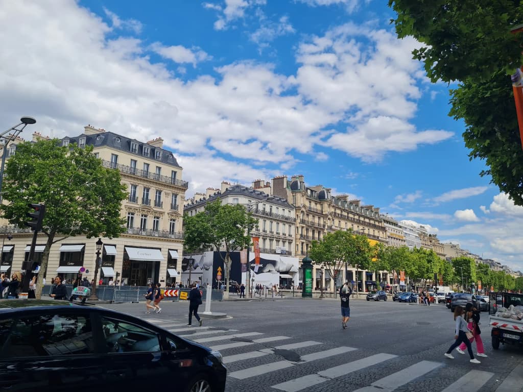 La amplia y arbolada Champs-Élysées en París