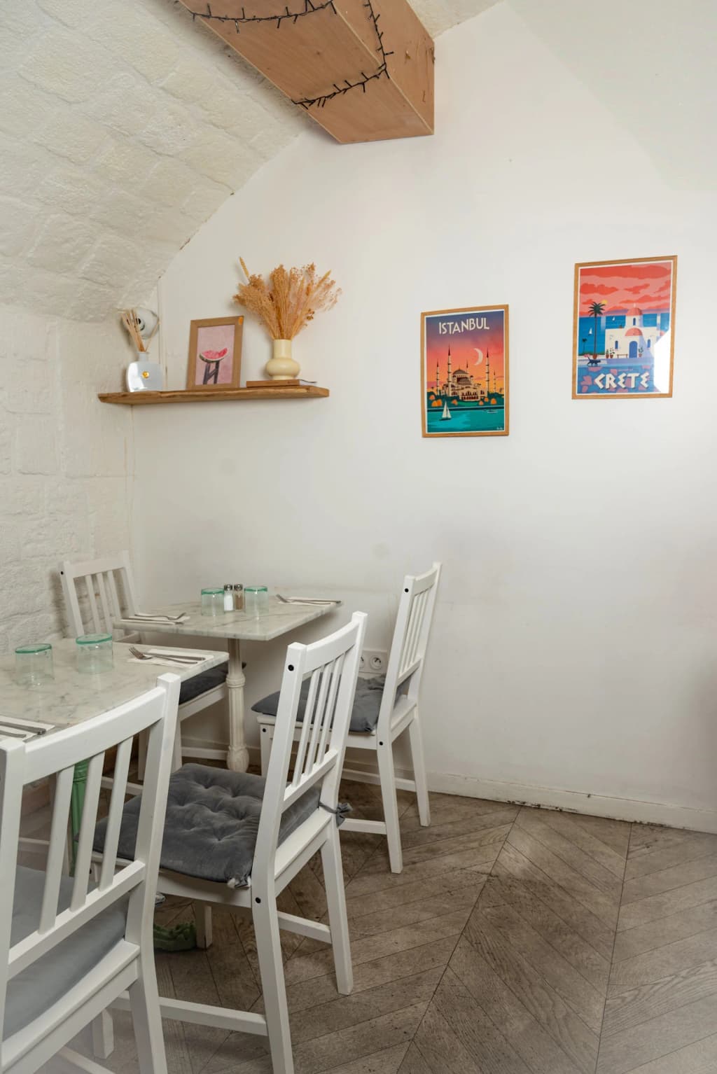 Un café tranquilo en Azur Café cerca de los Champs-Élysées