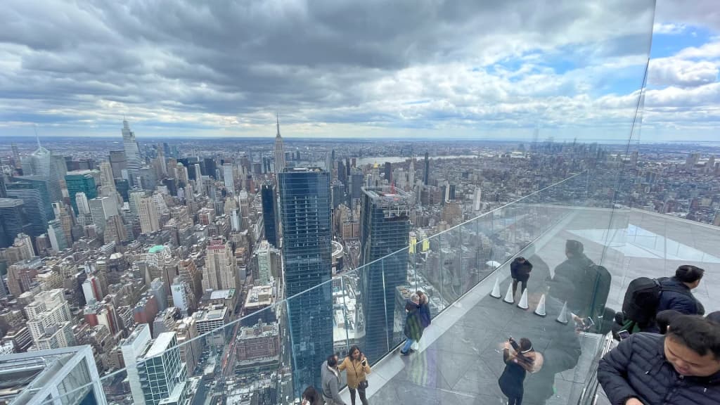 Vista do chão de vidro do The Edge em Hudson Yards
