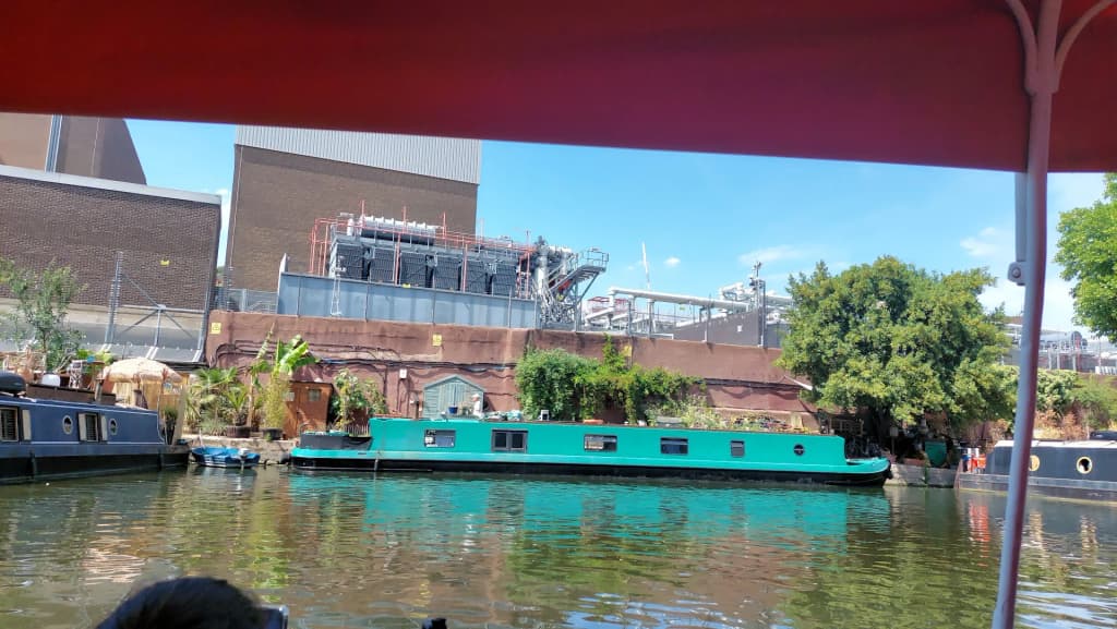 Barcos coloridos nos canais arborizados de Little Venice, Londres