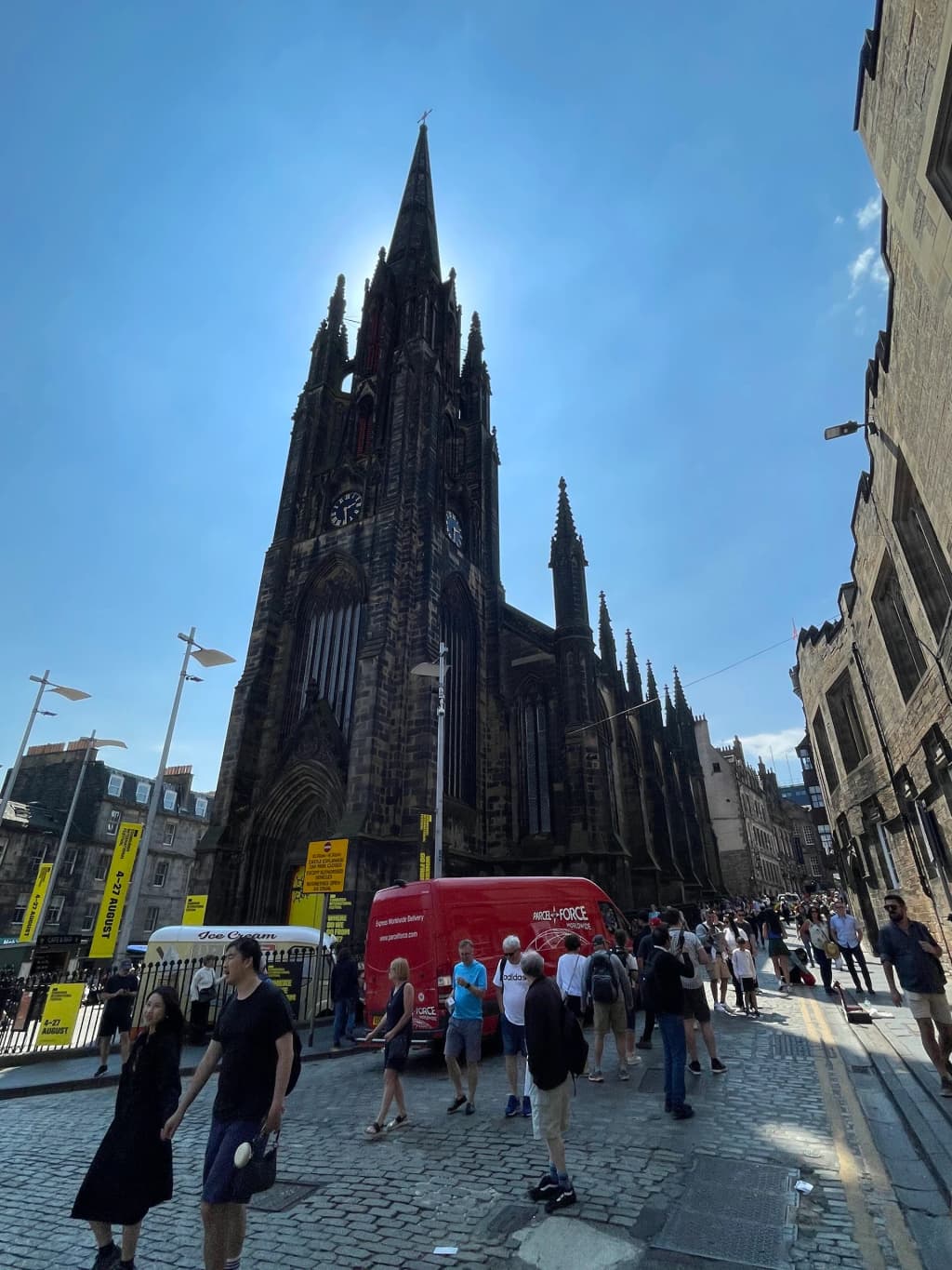 Atmospheric narrow alleyways and towering medieval architecture in Edinburgh Old Town