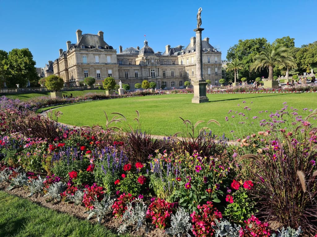 People relaxing by the water in Jardin du Luxembourg
