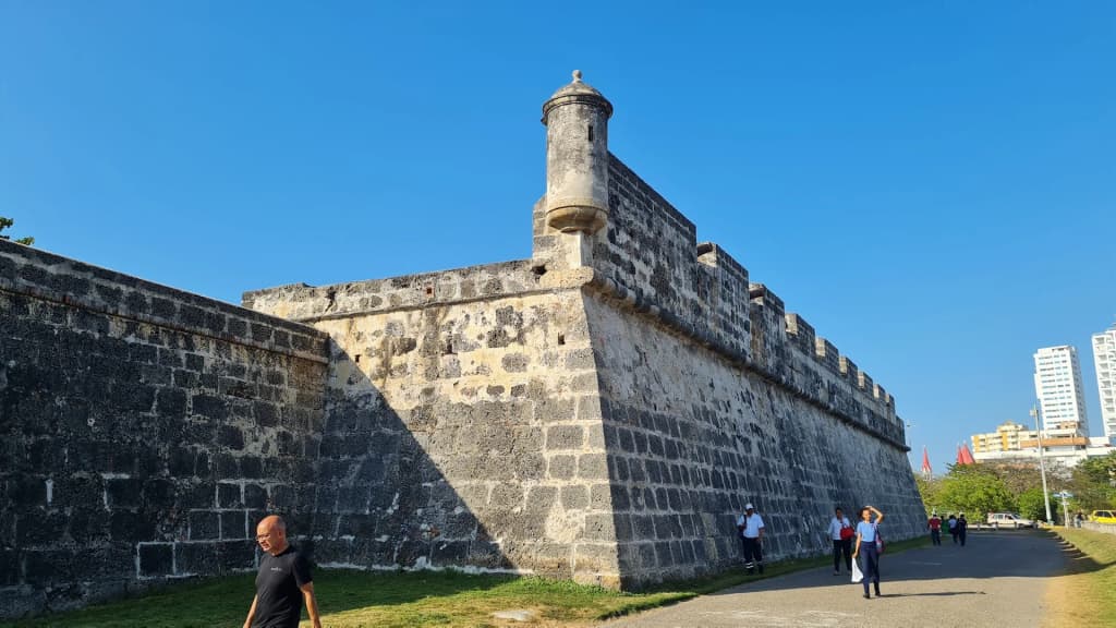 Una calle colorida en la ciudad amurallada de Cartagena