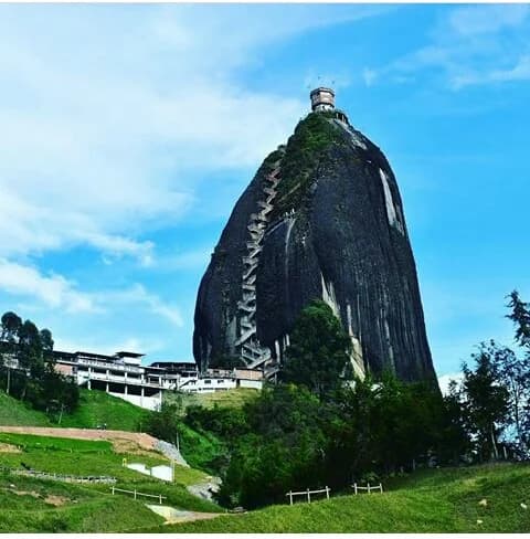 El Peñón de Guatapé sobre un laberinto de lagos