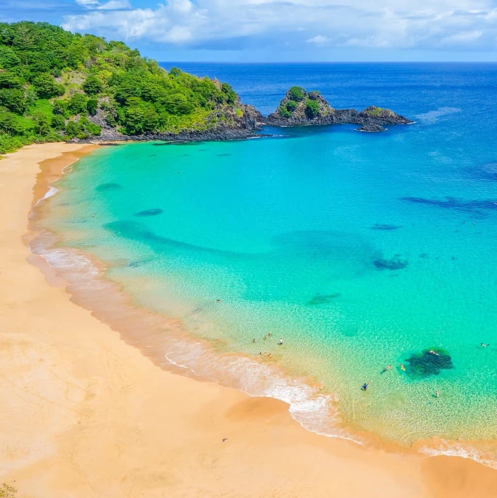 Aguas turquesas y acantilados en la playa do Sancho, Fernando de Noronha