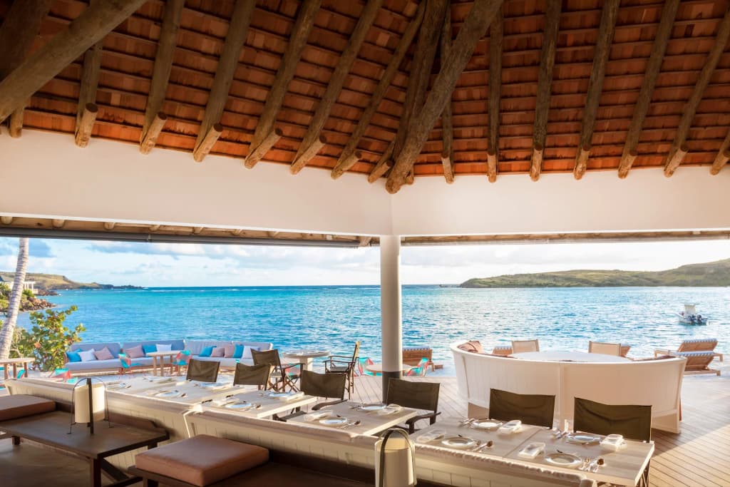 Open-air dining by the sea at Le Sereno Al Mare Restaurant