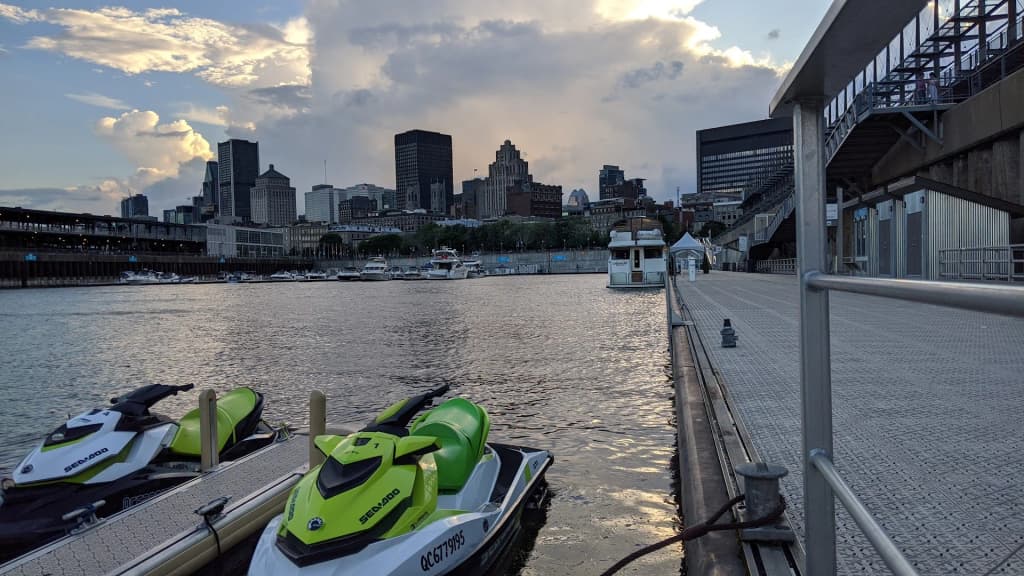 Ruas de paralelepípedo e arquitetura histórica no Old Port de Montreal