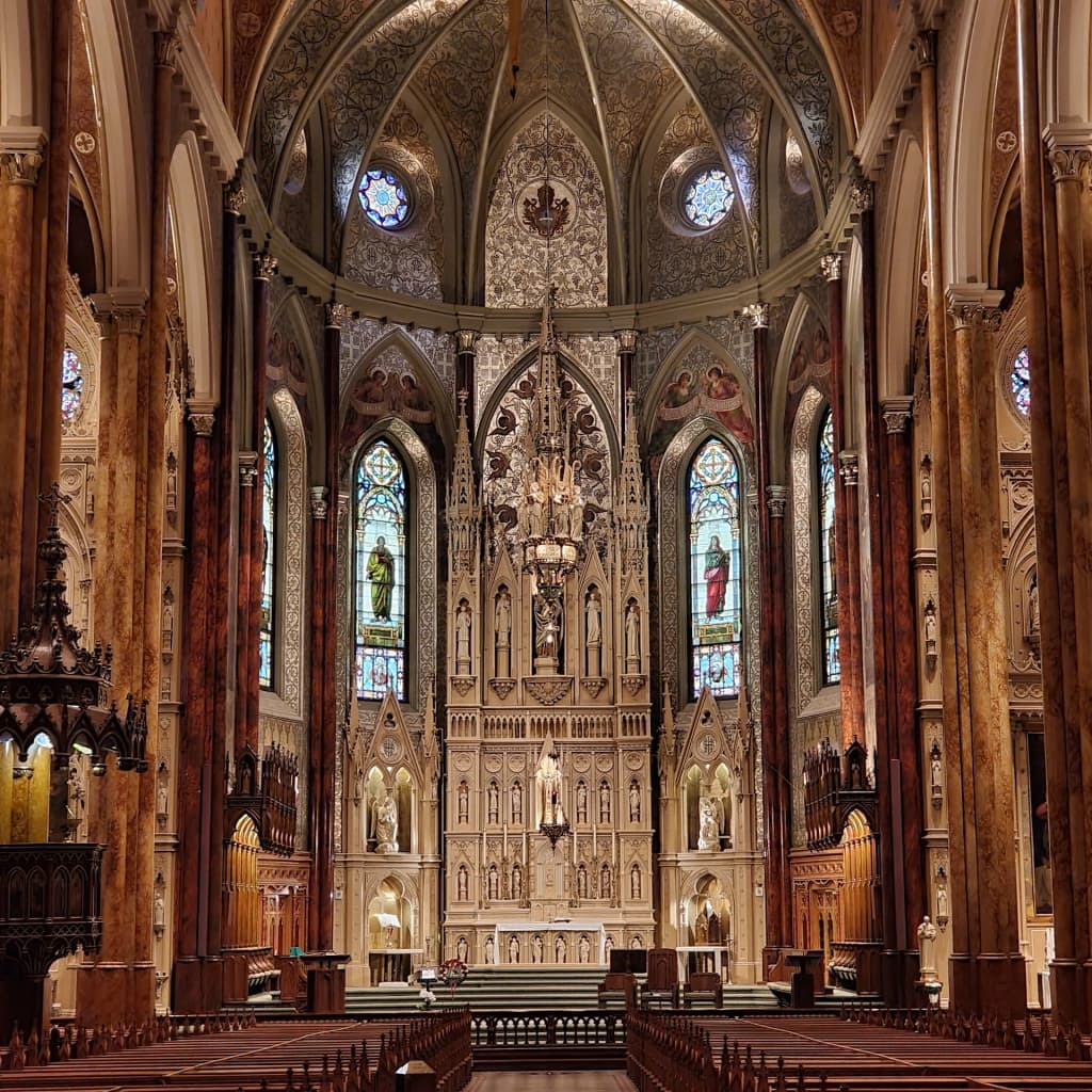 Interior gótico da Basílica Saint Patrick em Montreal