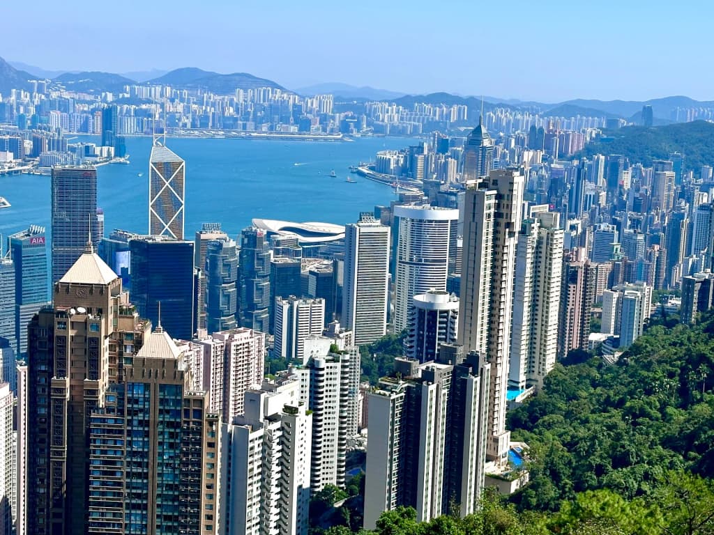 Vista nocturna de Victoria Peak en Hong Kong