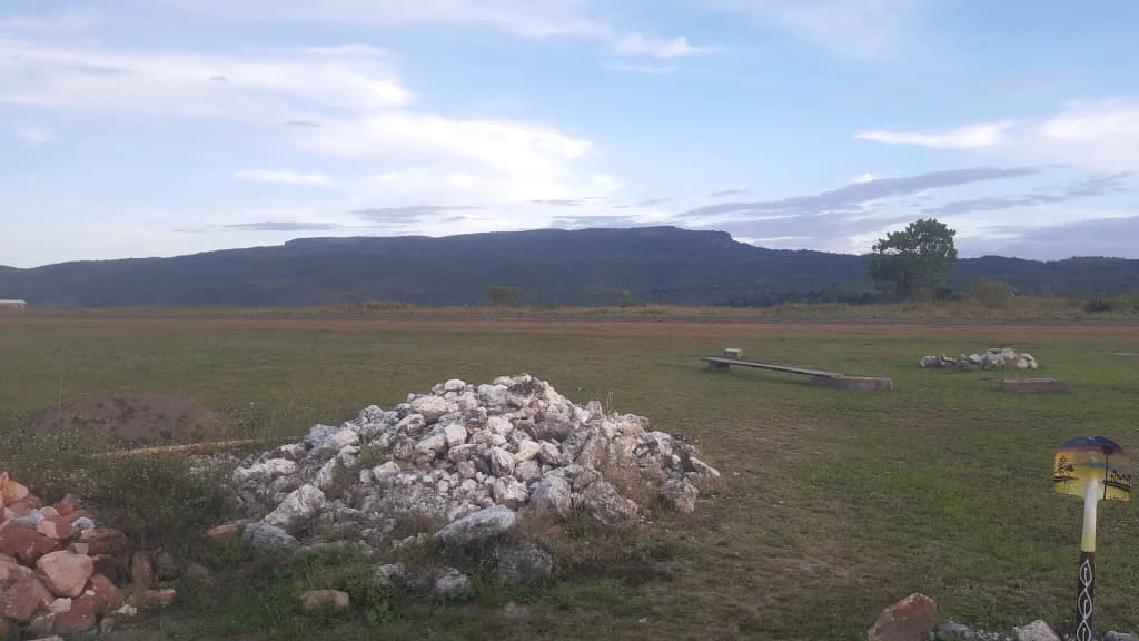 Vila Tepequém village sign and entrance