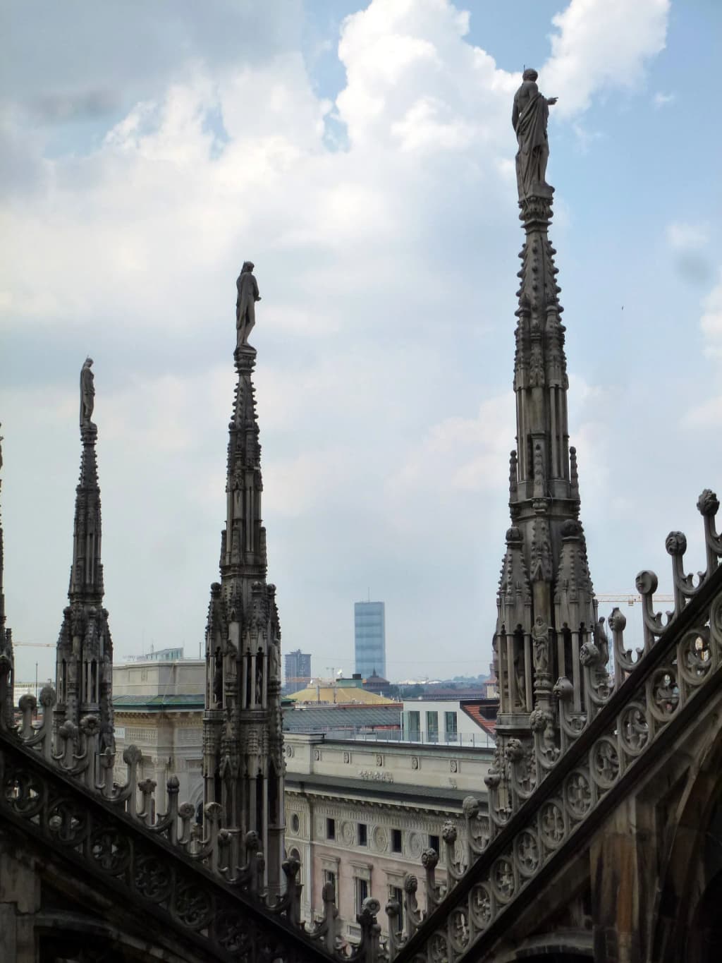 Reflexos do pôr do sol nos canais Cerchia dei Navigli