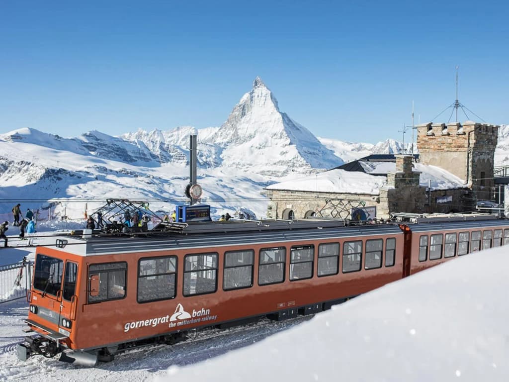 El tren rojo del Gornergrat subiendo entre la nieve de los Alpes suizos