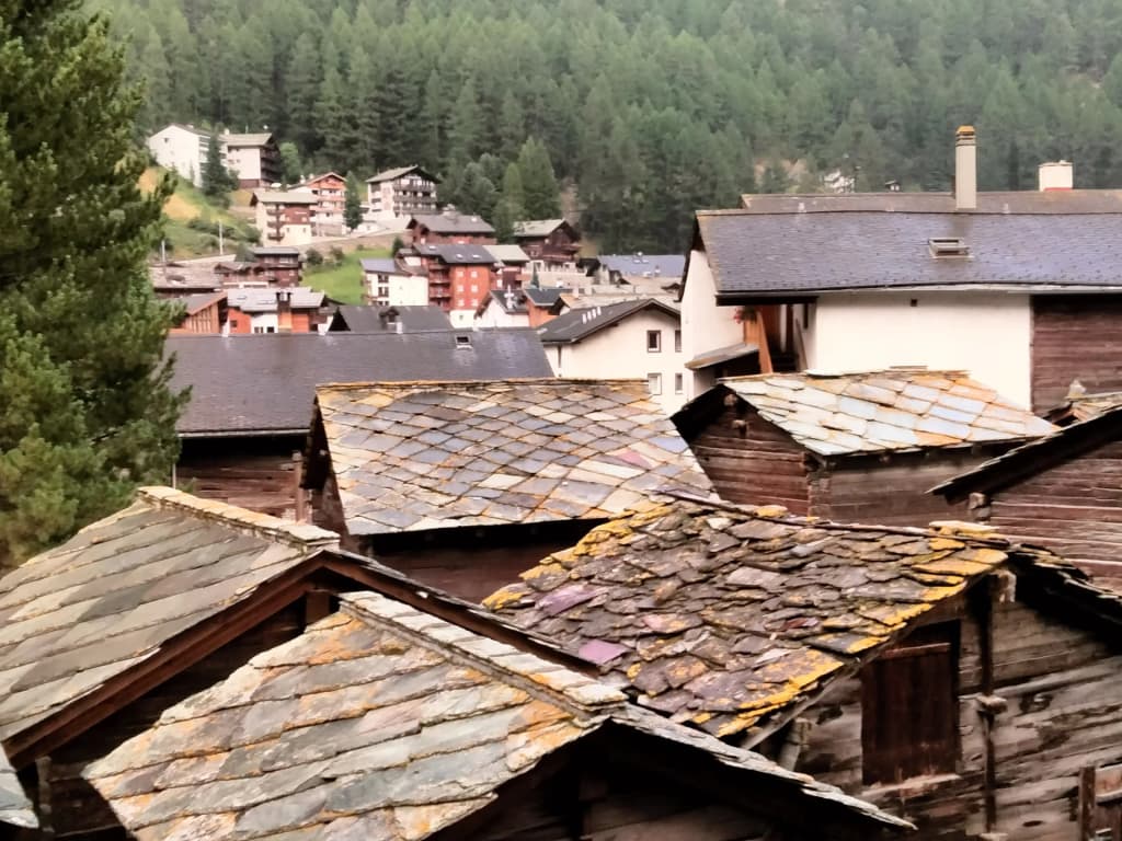 Chalets de madera y luces cálidas en el histórico Hinterdorf de Zermatt