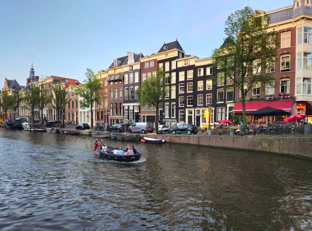 Casas históricas e canais de Amsterdã