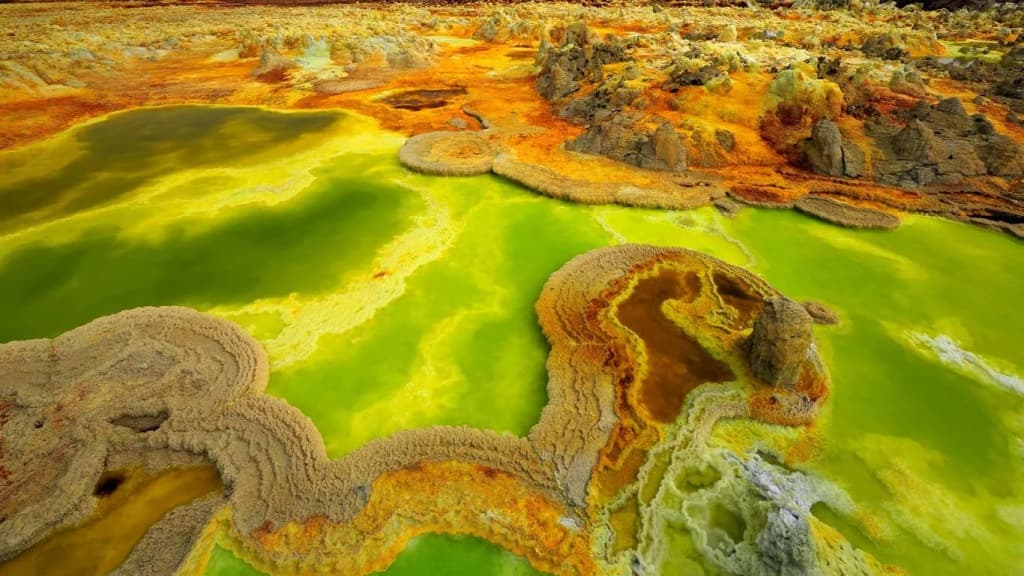 Piscinas de azufre amarillo neón en Dallol