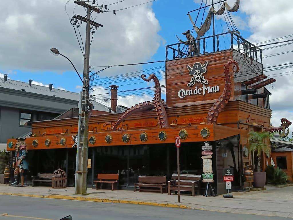 Thematic pirate dining experience at Pizzaria Cara de Mau