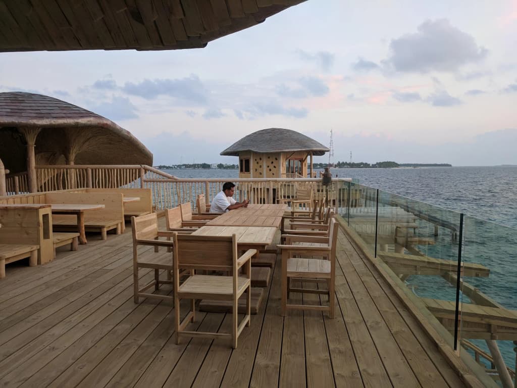 O impressionante Out of the Blue, restaurante sobre as águas do Soneva Fushi