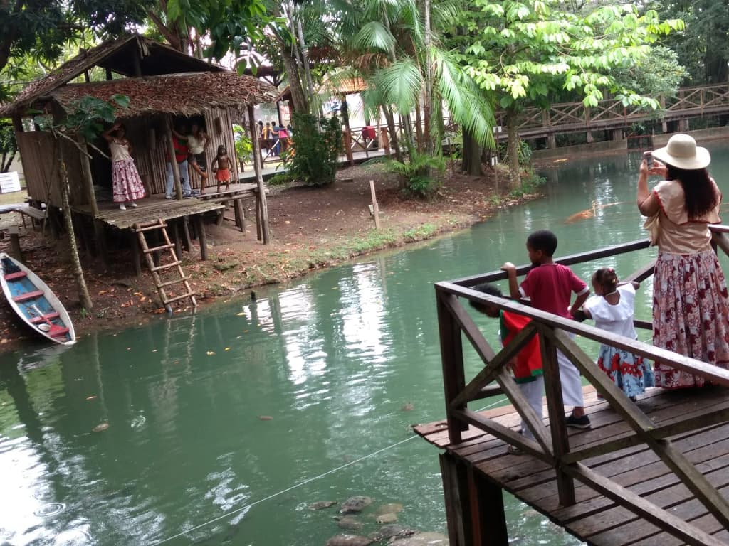 Senderos sombreados y construcciones tradicionales en el Museu Sacaca