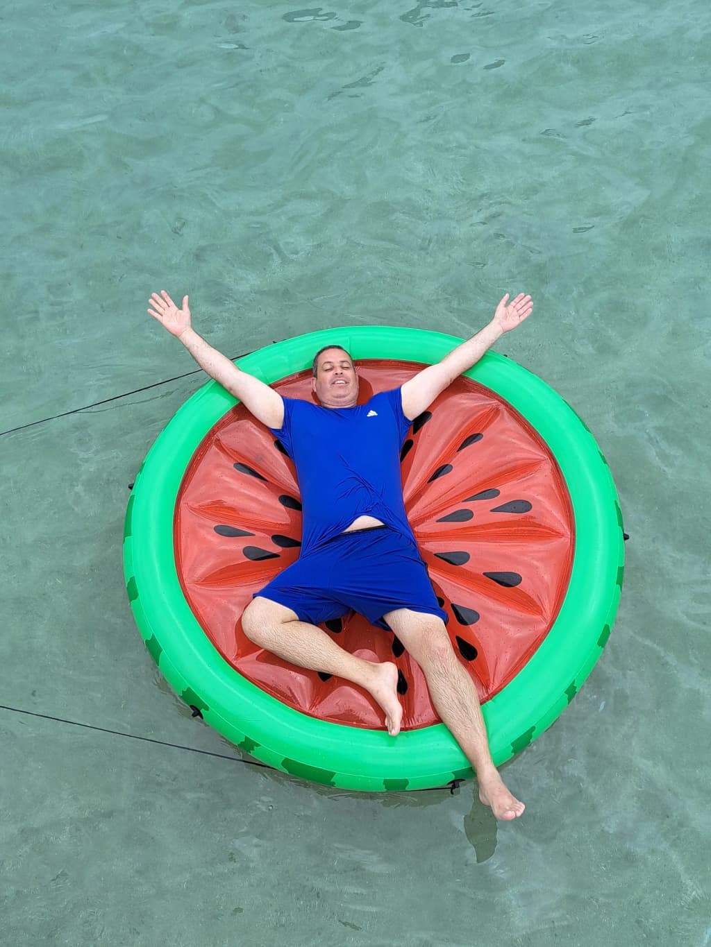 Viajero explorando un destino soleado en Brasil