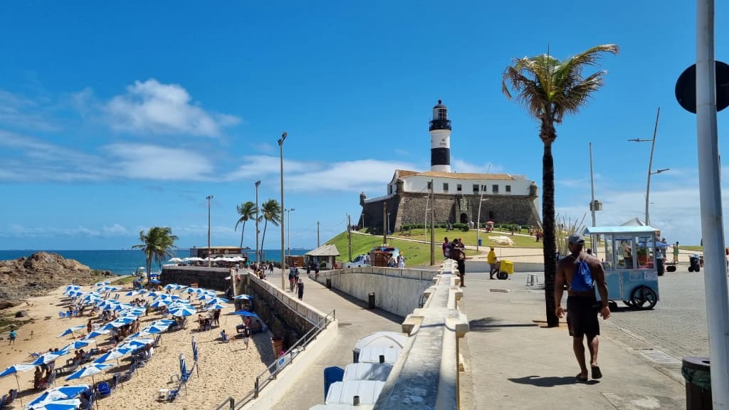 El icónico Farol da Barra al atardecer