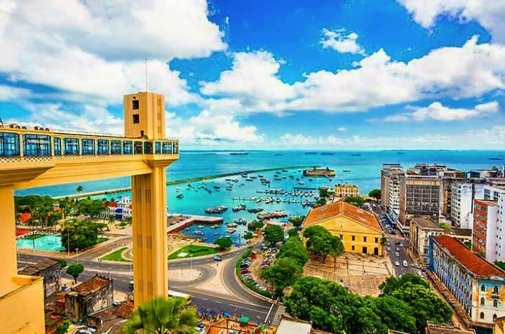 El Elevador Lacerda uniendo la ciudad alta y baja de Salvador