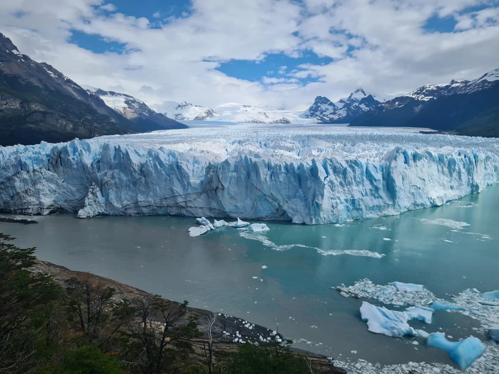 Aguas turquesas del Lago Argentino reflejando el cielo patagónico