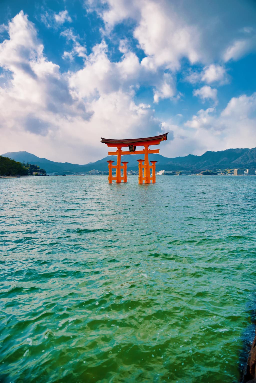 O majestoso portão Otorii do Santuário Itsukushima na maré baixa em Miyajima