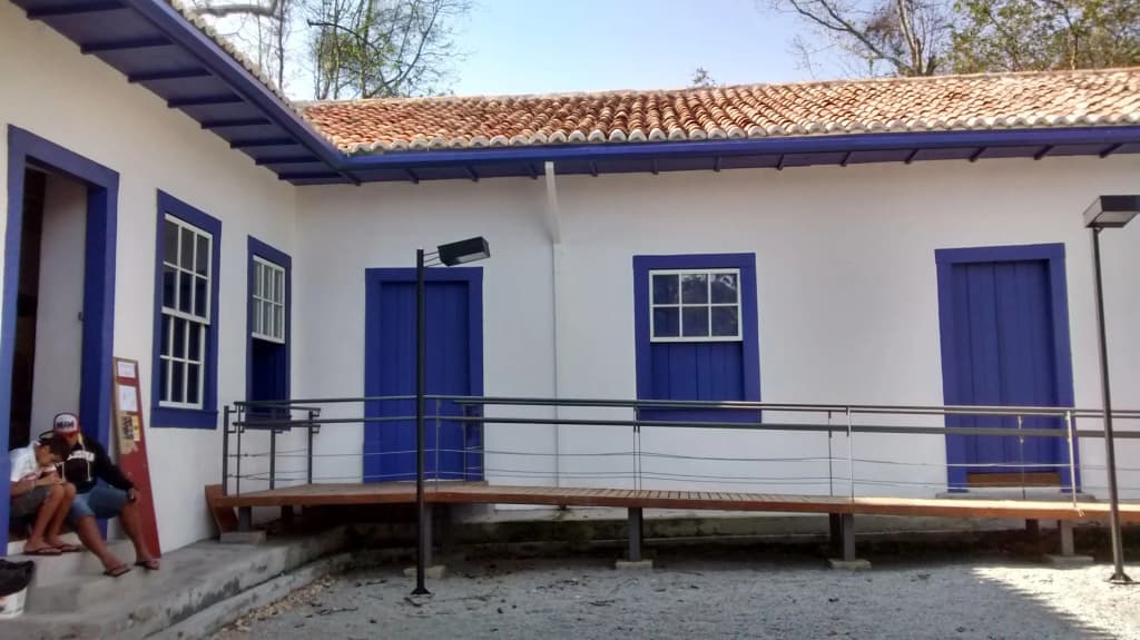 Lush green mountains and dense Atlantic Forest surrounding the trails of São Luiz do Paraitinga