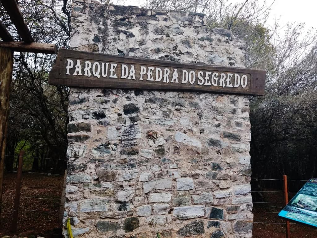 Explorando las enormes formaciones de la cueva en el Parque Natural Municipal Pedra do Segredo
