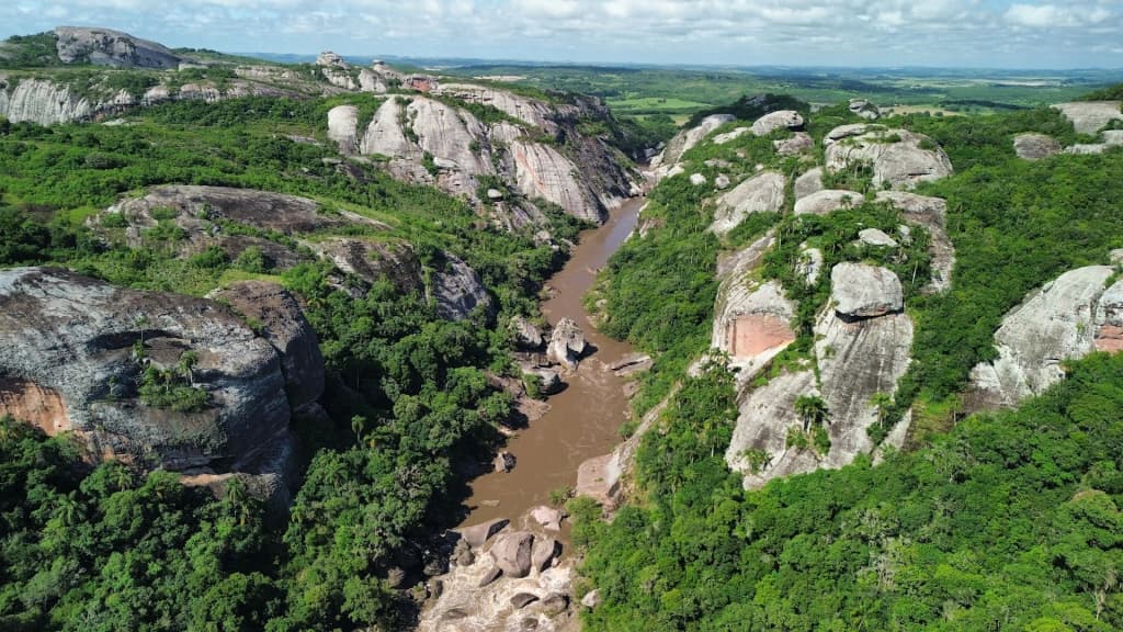 Aguas prístinas y paredes de cañón en Rincão do Inferno
