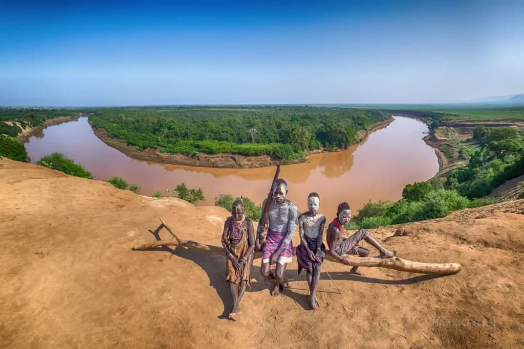 Miembros de la tribu Banna caminando sobre zancos en el Valle del Omo