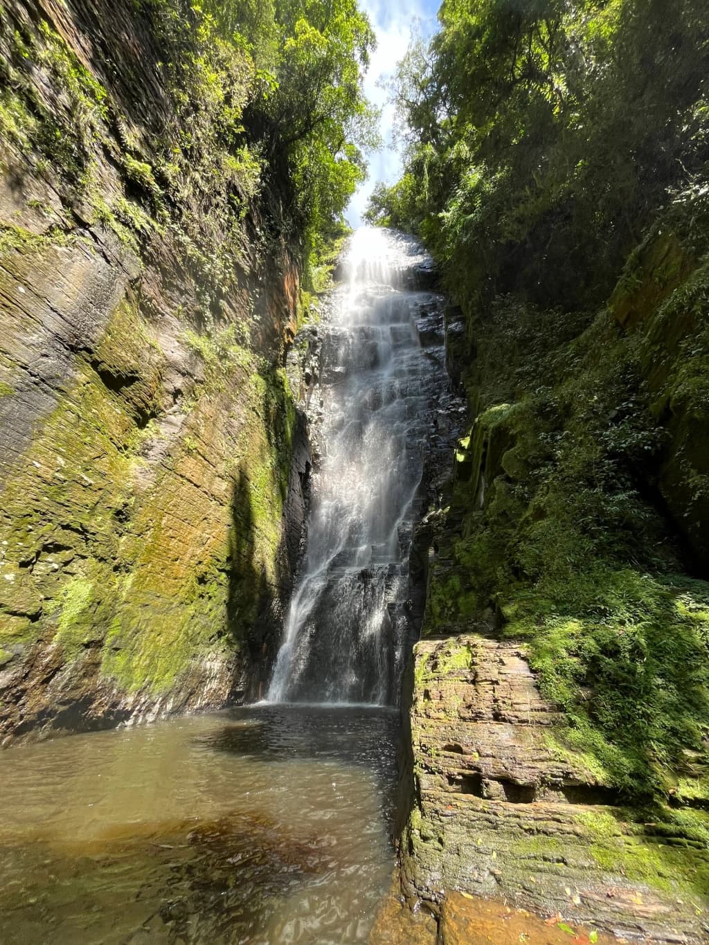 Cascada rugiente en Cachoeira Da Pedra Furada