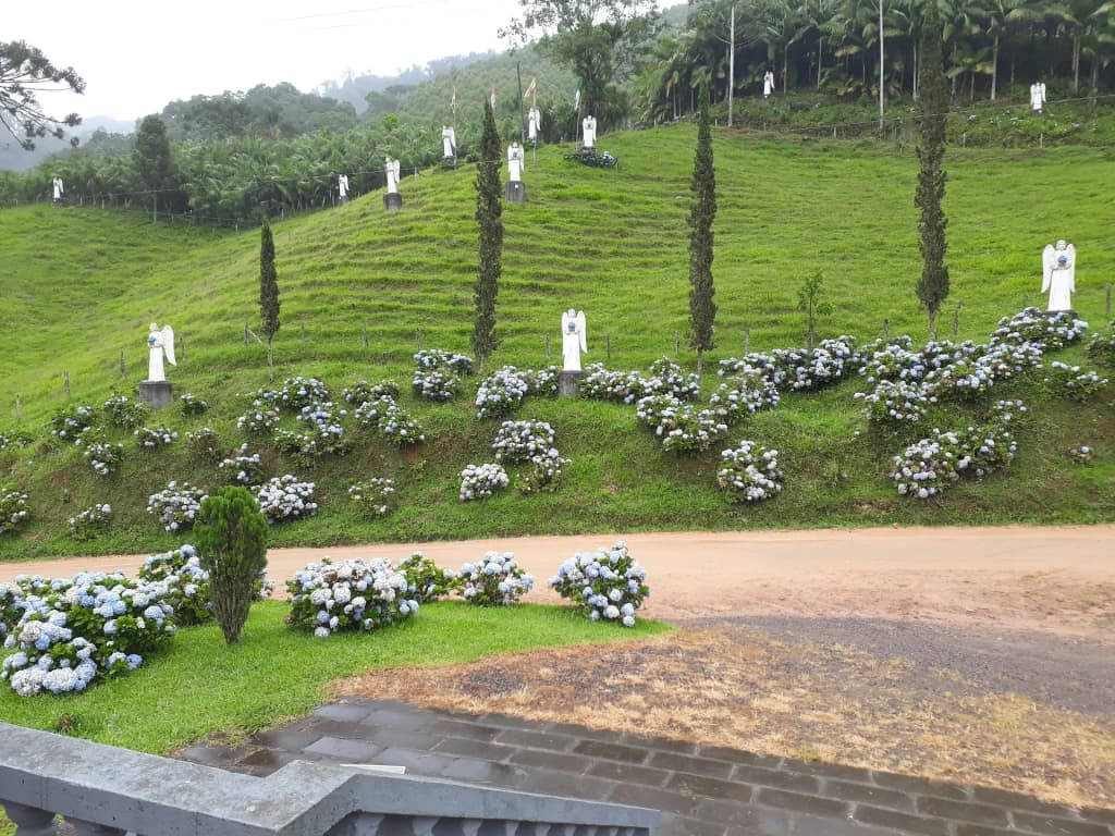Estatuas de ángeles en el Caminho dos Anjos en Rodeio